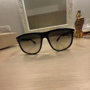 Raybans - Säljer dessa raybans. Riktiga snygga och en repa som knappast är synlig. Nypris 1045kr! Fast jag säljer för 750kr . Går att pruta lite!   Vid frågor kontakta! 😀
