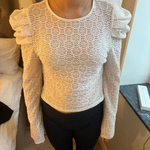 Söt blus - Jättesöt blus som inte längre säljs. Har nästan en exakt likadan därför säljer jag denna. Storlek M men sitter fint på mig som har S. 