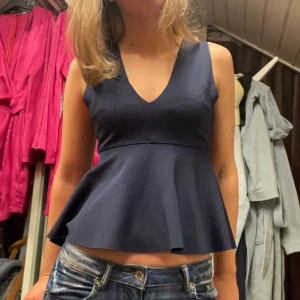 Peplumtopp - Super fin v ringad peplum topp, gammal modell från Zara!! Perfekt till våren och sommaren!!💙💙