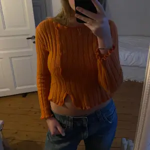 Jättefin orange stickad tröja i lite tightare modell🫶🫶