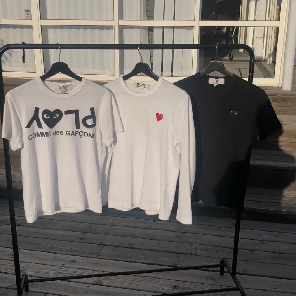  (Den svarta och vit/svarta såld) Tre CDG T-shirts. (OBS Alla tre tröjor säljs tsm, på min profil säljs dem separat) Den vita med rött hjärta och den svarta är köpta på Farfetch. Vit med text köptes på NK (Pris kan diskuteras). T-shirts.