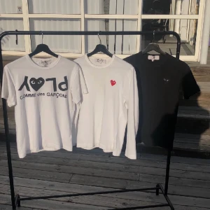 Cdg Tshirts  -  (Den svarta och vit/svarta såld) Tre CDG T-shirts. (OBS Alla tre tröjor säljs tsm, på min profil säljs dem separat) Den vita med rött hjärta och den svarta är köpta på Farfetch. Vit med text köptes på NK (Pris kan diskuteras)