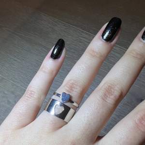 Säljer dessa gulliga par-ringar som är silverfärgade och har ett hjärtformat motiv! De kommer tyvärr inte till hands längre haha men supersöta är de! Kommer i originalförpackningen🤗