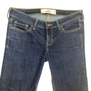 Jeansen är låg midjade och ser ut att vara i nyskick då de är knappt använda, färgen är mörkblå med jättesnygga bakfickor. 