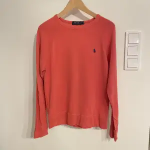 Säljer denna sjukt snygga och schteekiga Ralph lauren tjocktröja. Tröjan är använd men fortfarande fint skick, endast lite solblekt. Storlek S. Vid flera frågor är det bara att höra av sig!