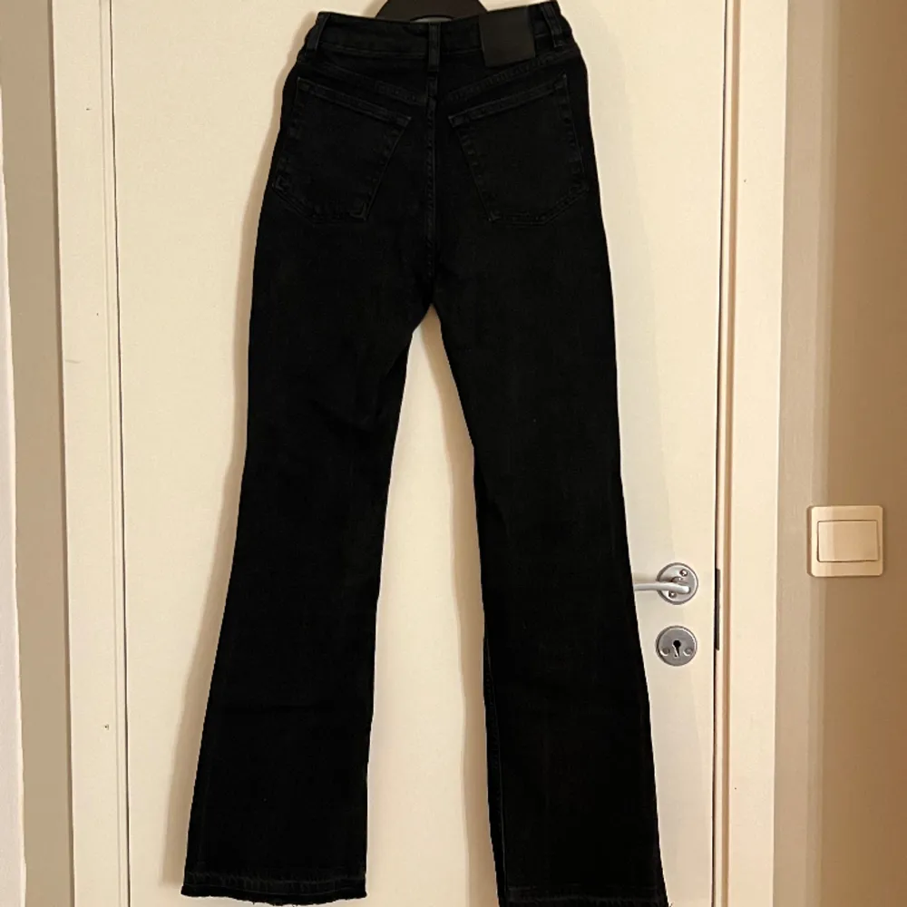 Högmidjade svarta Boot Flare 980 Jeans med knappgylf och stretch. Storlek är 30 längd och 24 midja. Har fållat ner dem längst ner  . Jeans & Byxor.