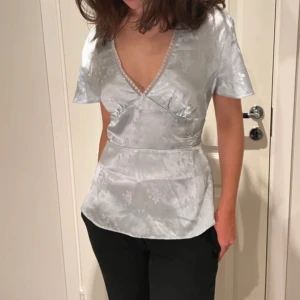 Fin topp - Lånad första bild. Ljusblå topp som man kan knyta i ryggen