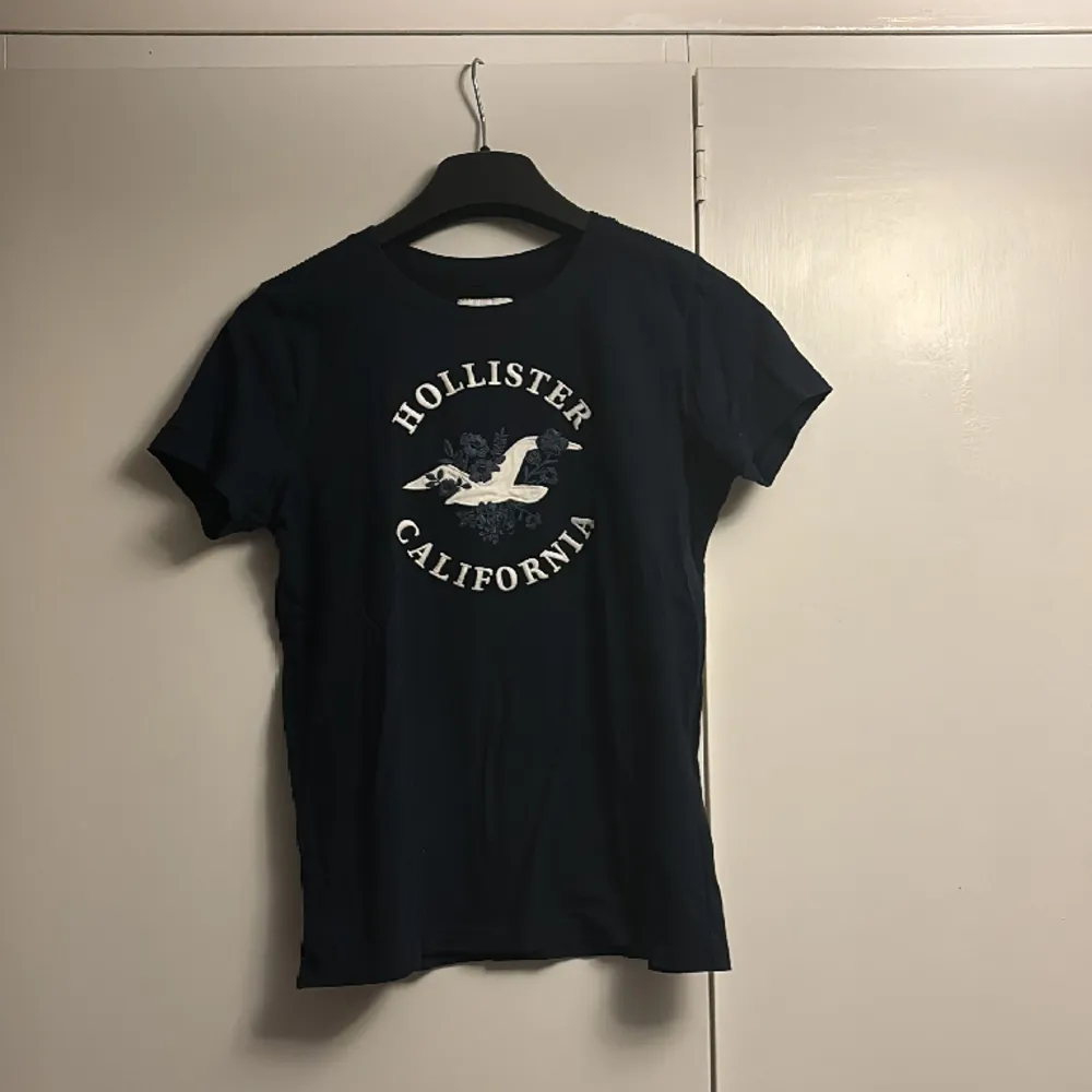 Säljer denna fina tröja från hollister då den tyvärr inte kommer till användning längre🫶🏻. T-shirts.