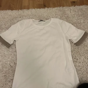 zara topp - säljer denna helt oanvända zara tröja med guldkant då den inte kommer till användning❤️ den är i storlek M men är liten i storleken och passar S och kanske Xs❤️ 