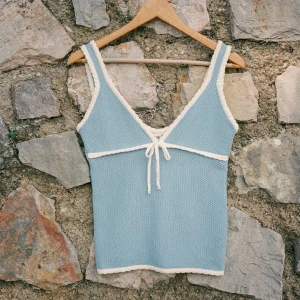 Djerf avenue top - Säljer mitt superfina Djerf avenue amorini linne! Har endast använt det någon enstaka gång 💗💗