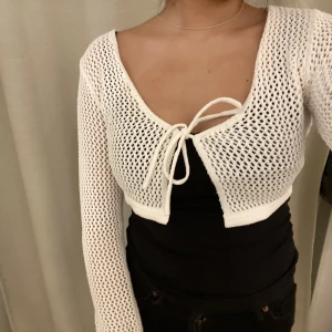 ZARA stickad kofta - Stickad kort kofta från Zara. Storlek S och i mycket bra skick❤️