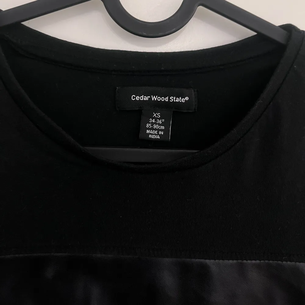 Fin t-shirt från Cedar Wood State till salu. Snygg till middagar eller utekvällar. Bra skick. Nypris 319 kr. T-paidat.