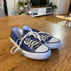 Blåa korta tygskor i bra skick, storlek 36. Jag vågar inte svara för om det är äkta converse eller inte för de är inte köpta av mig.