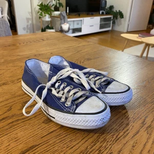 Blå converse - Blåa korta tygskor i bra skick, storlek 36. Jag vågar inte svara för om det är äkta converse eller inte för de är inte köpta av mig.