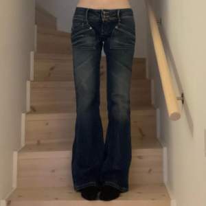 Intressekoll på dessa sjukt snygga Hilfiger jeans som är lågmidjade och flare! Midjemått: 78cm eller 86cm (justerbar midja, se bild 3). Innerbenslängd: 84cm. Jeansen ser vintage ut i form av nötningar och är även lite slitna nedtill(fråga om bilder).😊💞🪩