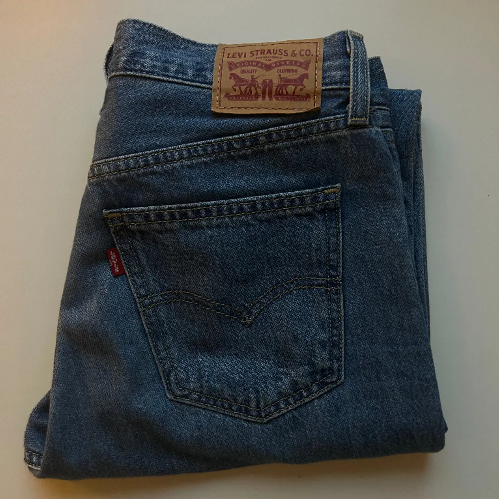 Levis jeans i modellen ”Low PRO Straight” i storlek 26. 1399kr i nypris på Nelly. Helt i nyskick! Från botten till midjan är de 100cm 💙. Jeans & Byxor.