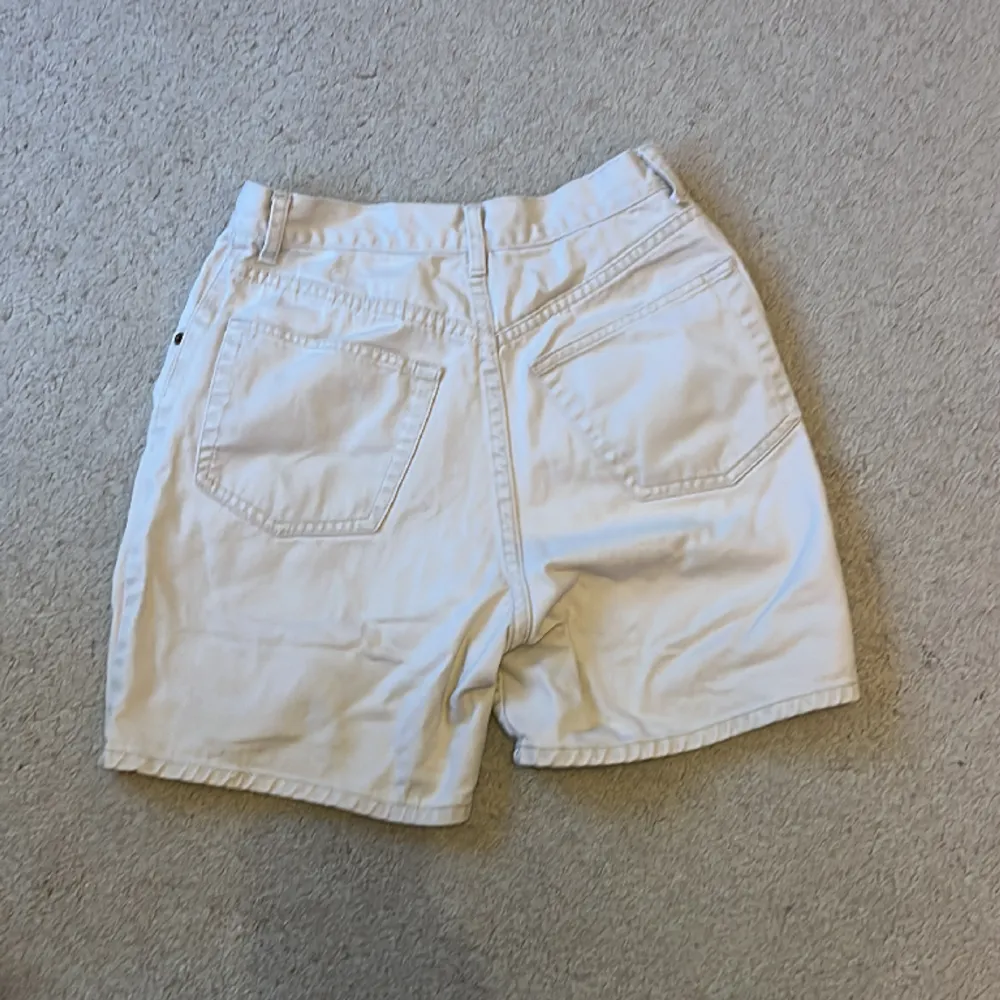 Jättefina krämvita shorts med hög midja från GAP. Byxorna har tecken på användning men är i bra skick.. Shorts.