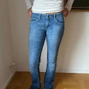 Super snygga och låga Wrangler jeans!! Säljer e det Erdin de är tyvärr för stora🩷