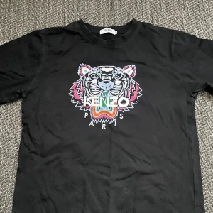 kenzo tröja  - vet inte om de är äkta, aldrig andvänd då inte min stil. Storlek M