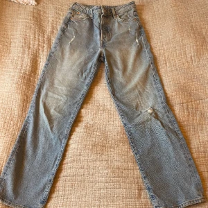 Slitna jeans från hm  - Jeansen är lite kortare, raka och lite utsvängda nedtill. Dem är använt skick 