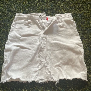 Jätte fin vit-jeans kjol - Inga defekter alls, knappast använt plagget, siktar på kanske 2-3 gånger. 