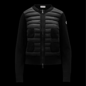 Moncler cardigan - Intressekoll på min as snygga svarta moncler cardigan i storlek xs!💞fick i present i våras så den är fortfarande väldigt ny.  Nypris ca 8500kr, säljer den för 7000kr. Kan även tänka mig byta mot en likadan i S!! Bud på 7200