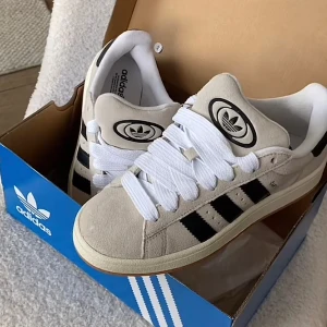 Adidas Campus 00s sneakers - Två par oanvända campus i både strl 38 & 39. Säljer dessa eftersom dom jag egentligen har 38,5. Har kvitto. Skriv för fler bilder. Båda paren för 3200