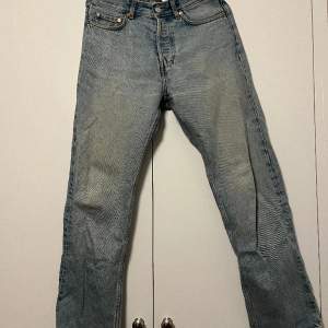 Säljer ett par weekday jeans av modellen space, storlek W28/L32. Riktigt schyssta raka jeans med mellanhög midja! Mycket gott skick! Kan tillhandahålla fler bilder vid intresse. Tar emot bud. 