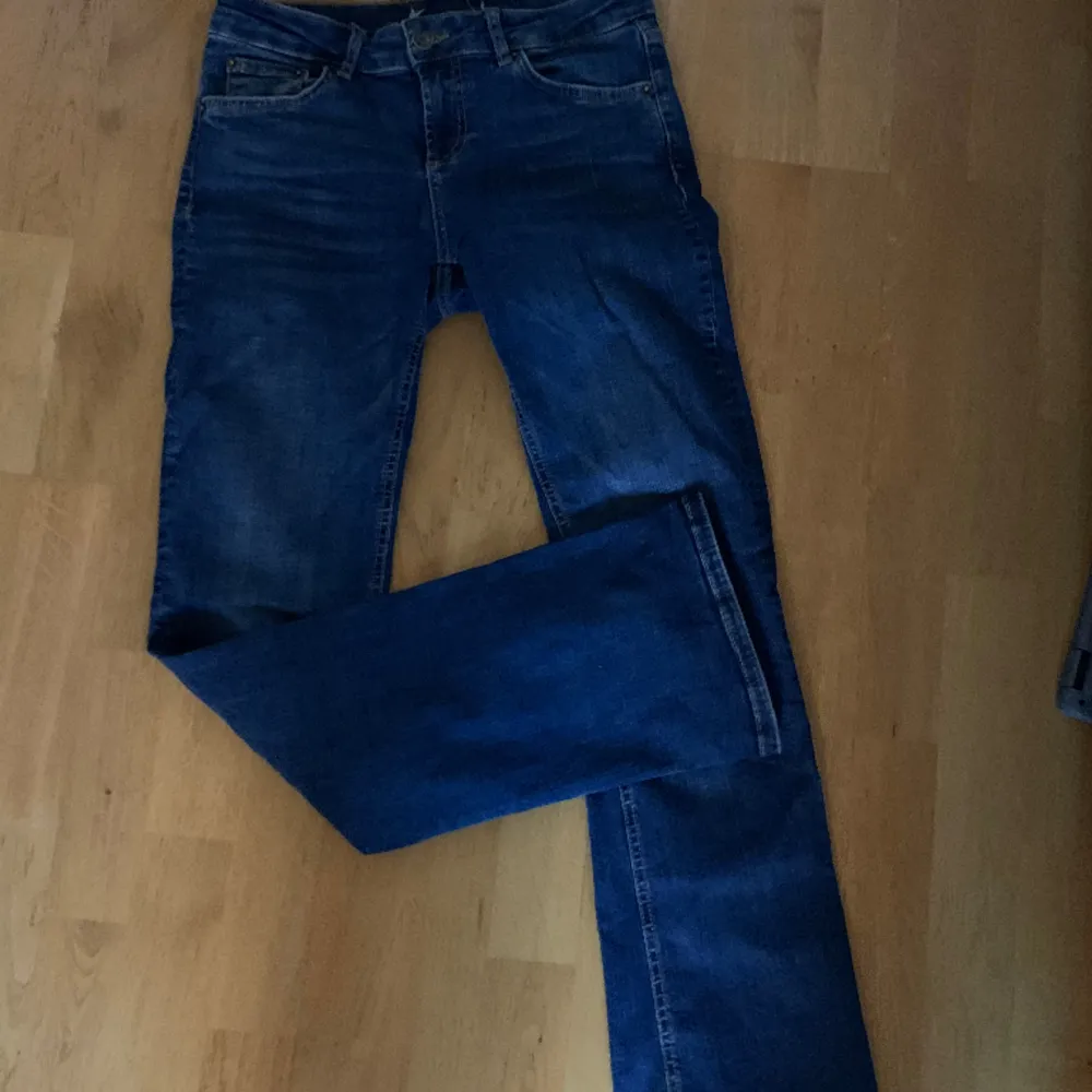 Superfina Low Waist jeans från Gina Tricot. Endast använt 1-2 ggr. . Jeans & Byxor.