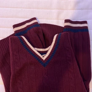 Tjock stickad tröja -  En stickad tröja som jag har köpt second hand från ”Olles ”. Jag tycker att den är lite stickig men den är väldigt varm och bra material