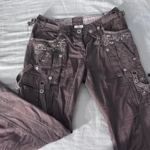 2000s cargo byxor - super coola 2000s lågmidjade cargo byxor  - köparen står för frakten - pris kan diskuteras 