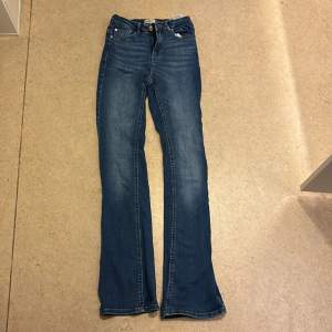 Skittnsygga jeans som är lite utsvängda vid benen, de sitter bekvämt 