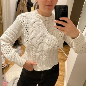 Tröja - Tungt stickad tröja från &Otherstories. Lite tight vid halsen. Passar båd från S-M. Midjelång