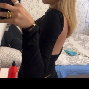 Rygglös tröja - Denna tröja från Gina, med öppen rygg! Nytt skick❤️❤️