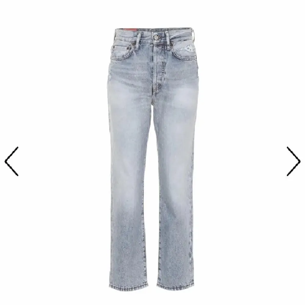 Säljer ett par acne jeans i nyskick. Använda endast 2 gånger💕Säljer mina acne blåkonst jeans! Aldrig använda som nya! ”Mece light blue trash” heter modellen. . Jeans & Byxor.