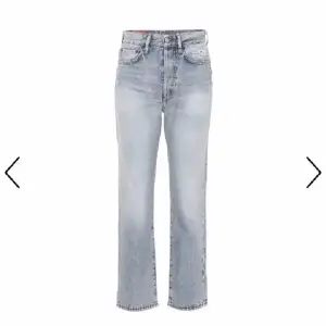 Säljer ett par acne jeans i nyskick. Använda endast 2 gånger💕Säljer mina acne blåkonst jeans! Aldrig använda som nya! ”Mece light blue trash” heter modellen. 