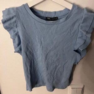 Zara tröja  - Så gullig topp men volanger! Skriv för om det önskas fler bilder🥰 stl M men passar även perfekt men passar även S