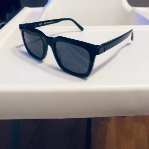Solglasögon från Eco 2.0 Basalt - Solglasögonen är helt nya. Nypris 1500kr. Svart - Polariserade linser - 52 mm linsbredd - Fodral & putsduk  - Tillverkade med hållbarhet & miljö i åtanke