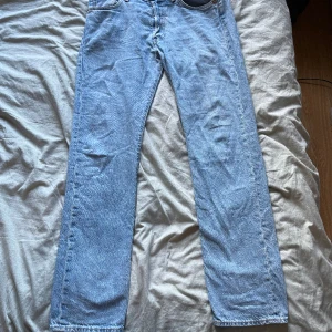 Levi’s 501 jeans  - Jag säljer mina 501 jeans från Levi’s. Använts i ungefär 3 månader. Säljer pågrund av fel storlek för mig. I väldigt gott skick med få defekter (9/10)