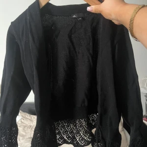 Stickad kofta  - Superfin svart kofta med spetsdetaljer! 