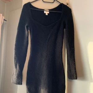 Stickad tröja - Svart stickad klänning som endast använts en gång! Den går att bäras på två sätt beroende på vilken urringning man vill ha, i storlek xs från H&M. Skriv gärna vid frågor/fler bilder🫶🏼