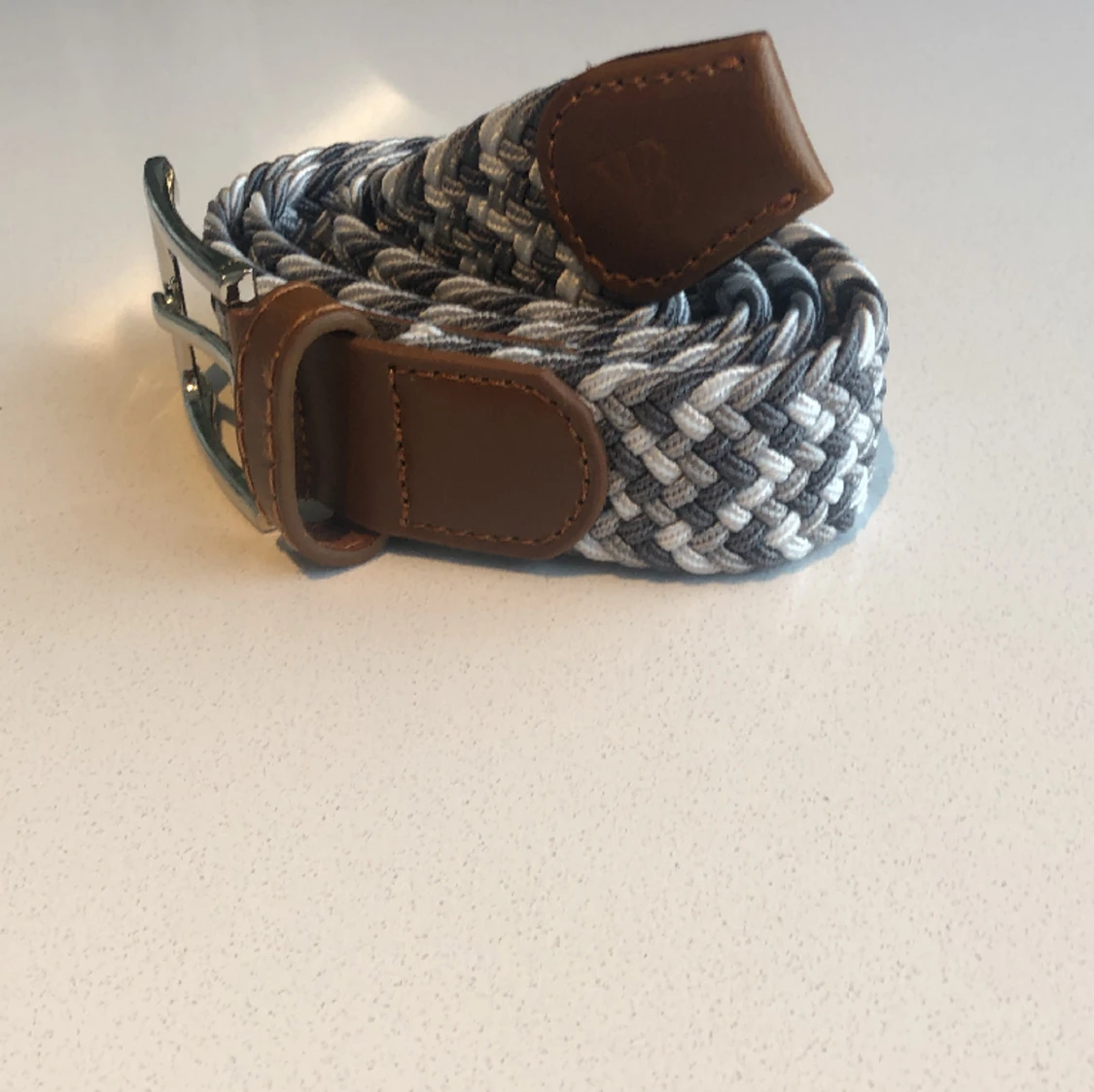 Flätat bälte grå vit