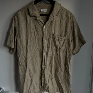 Kortärmad Skjorta  - En sjukt skön kortärmad skjorta som tyvär är för liten. Storlek L men skulle sitta bra på en M. 