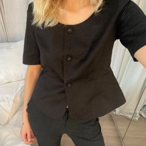 Trekvartsärmad blus  - Såååå snygg lite åtsittande blus😍😍💕!! Köparen står för frakt💕 PRIS GÅR ATT DISKUTERAS VID SNABB AFFÄR💕