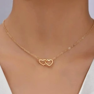 Guldigt hjärt halsband! - Säljer detta gulliga hjärt halsband då det aldrig kommit till användning. Köpte det för 80kr och eftersom jag  har använt det max 2 gånger säljer jag det för 50kr