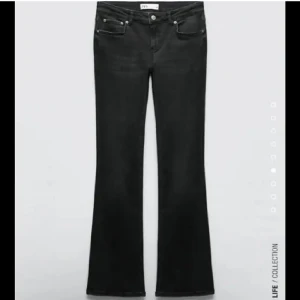 Zara jeans - Jättefina zara jeans som är lågmidjade och bootcut. Jag vill gärna byta mot ett par i stl 34 då mina är i 32. Bra skick förutom låte slitningar längst ner. Kan sälja vid bra bud.