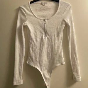 Skitsnygg vit body - Säljer denna favoritbody som inte passar mig längre! Sparsamt använd och i bra skick! 