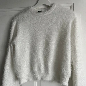 Fluffig vit tröja  - Fluffig jättelen och mjuk tröja från H&M