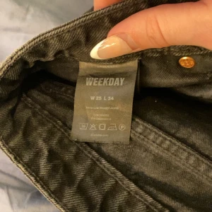 Svarta Weekday Jeans - Säljer dessa pga att de blivit för små, original pris: 590, säljer för 200 inkl frakt 📦 Storlek: 25/34 Kom priv för frågor 🪽