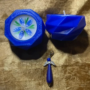 Ljusstakar plus nyckelring  - Hemmagjorda ljusstakar och handmålade värmeljus där motivet flyter med ner plus en nyckelring 